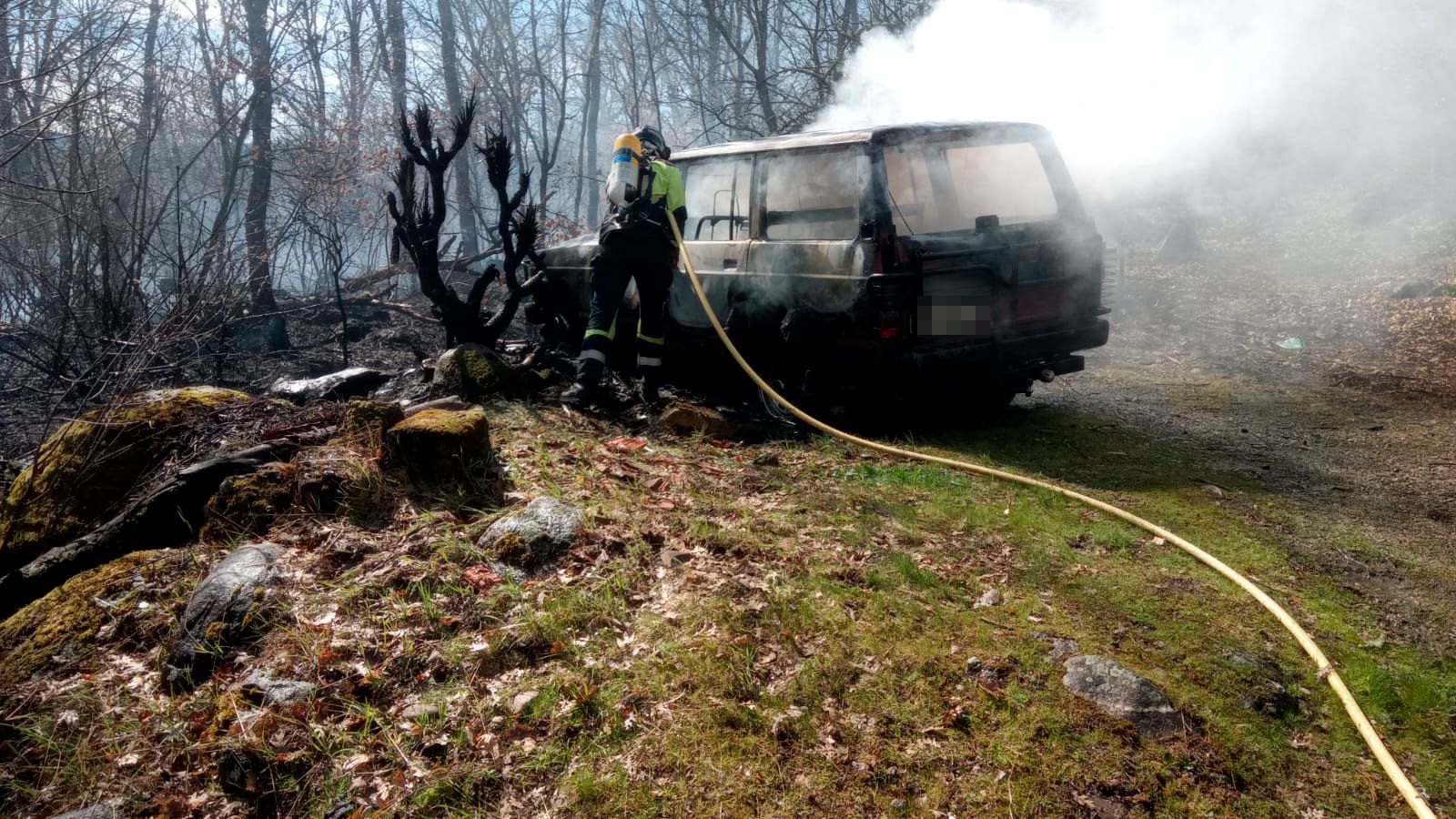 Actuación de los bomberos ante el incendio de un vehículo
