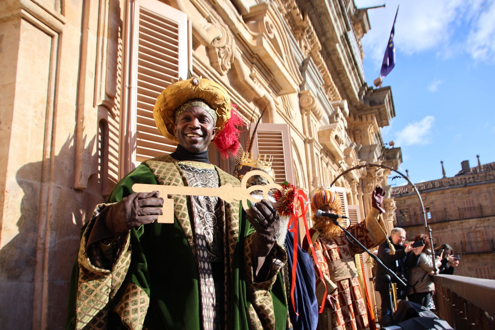 El alcalde de Salamanca, Carlos García Carbayo, recibe a sus Majestades los Reyes Magos y Concierto de Chloe DelaRosa en la Plaza Mayor