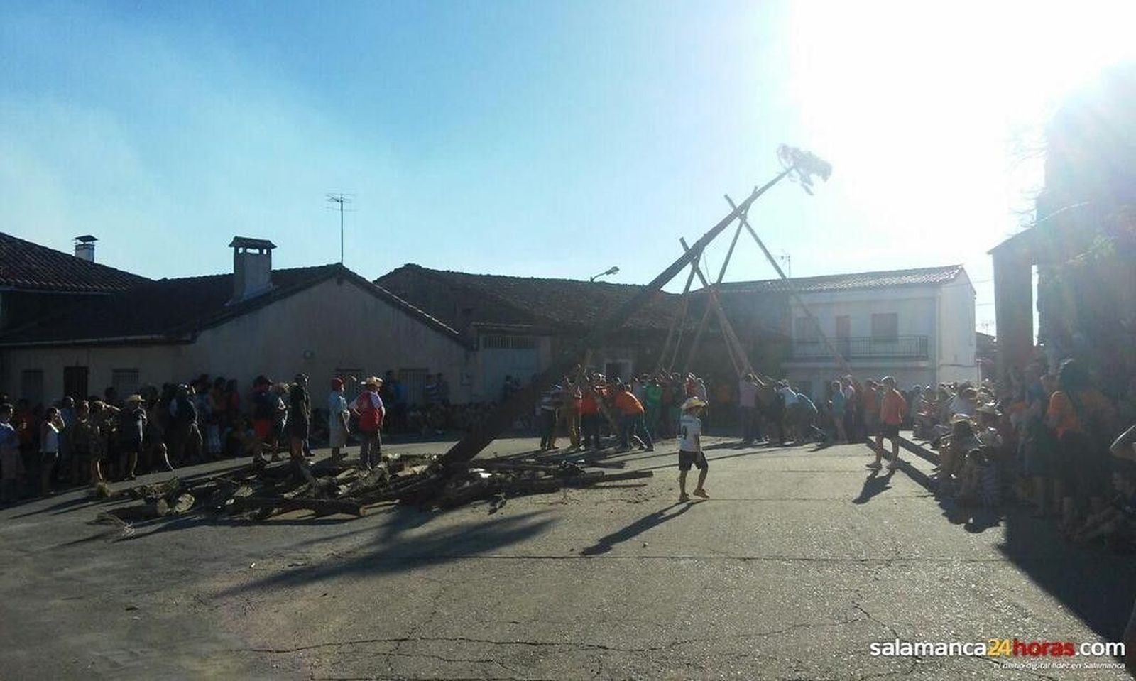 Fiestas en El Sahugo: Izado del pino