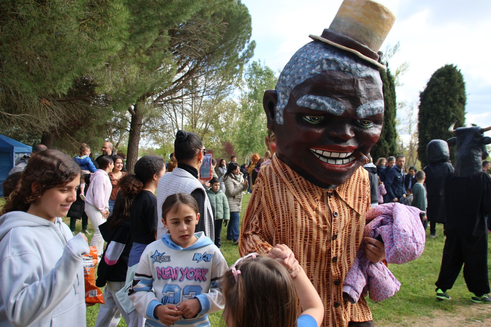 Los gigantes y cabezudos acompañados por la charanga ‘Queloque’s anima el parque de La Aldehuel