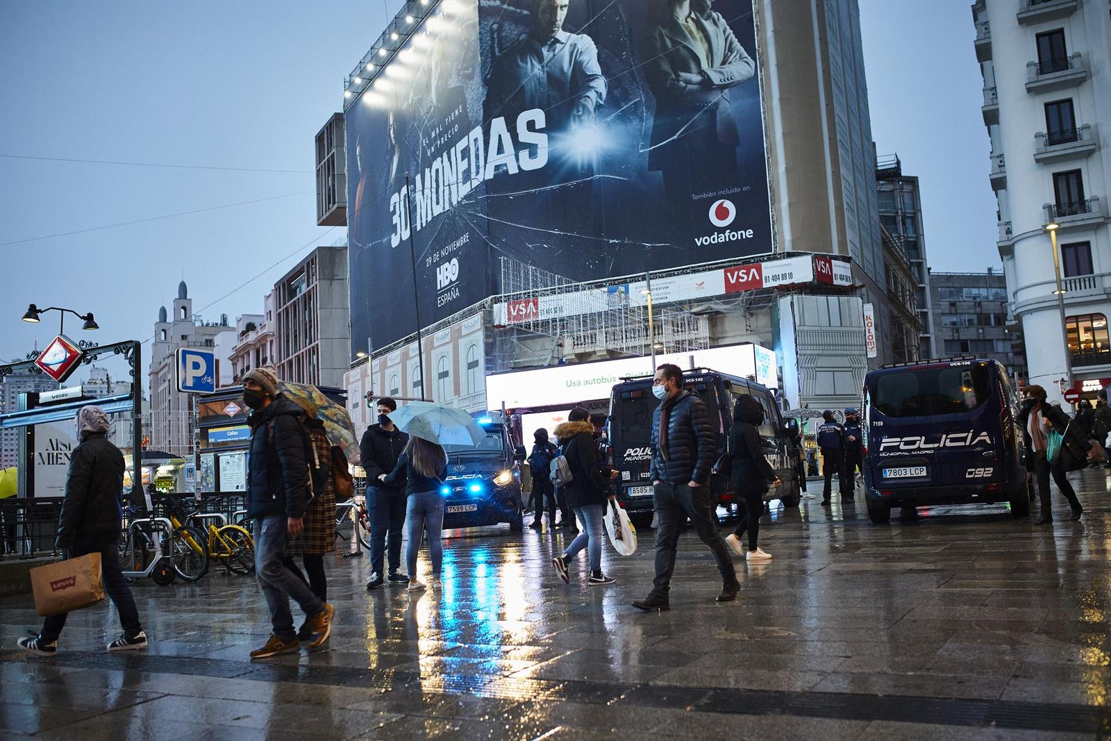 Gente caminando por Madrid. | EP