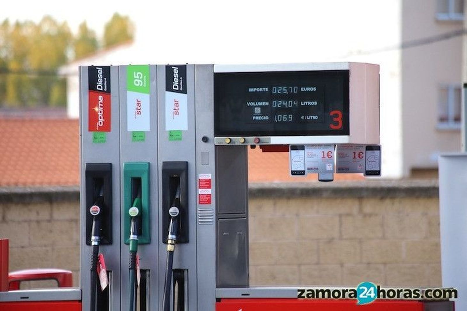 El precio de los carburantes enlaza un mes al alza