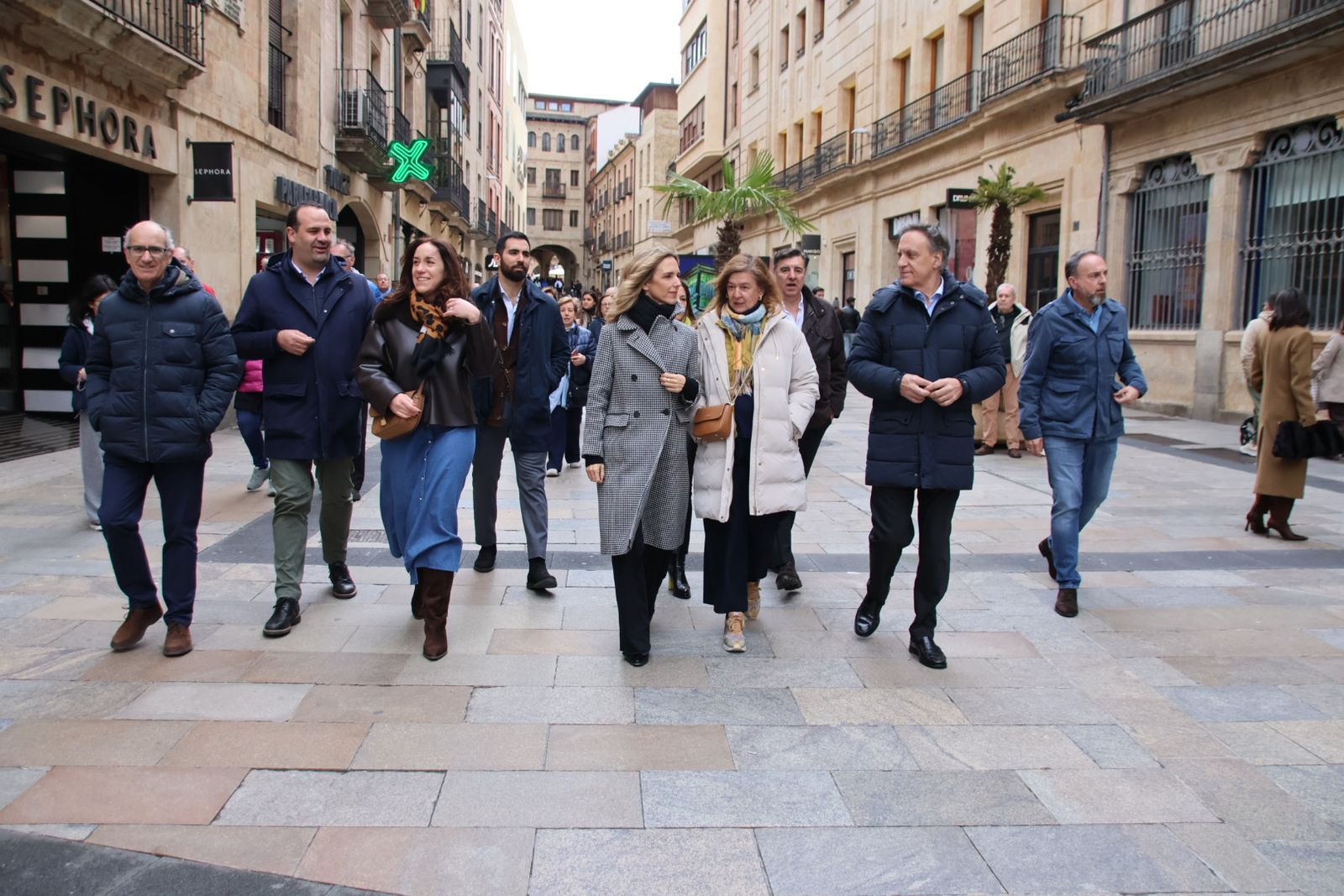 Cayetana Álvarez de Toledo y Carlos García Carbayo, dan un paseo electoral por la Plaza Mayor
