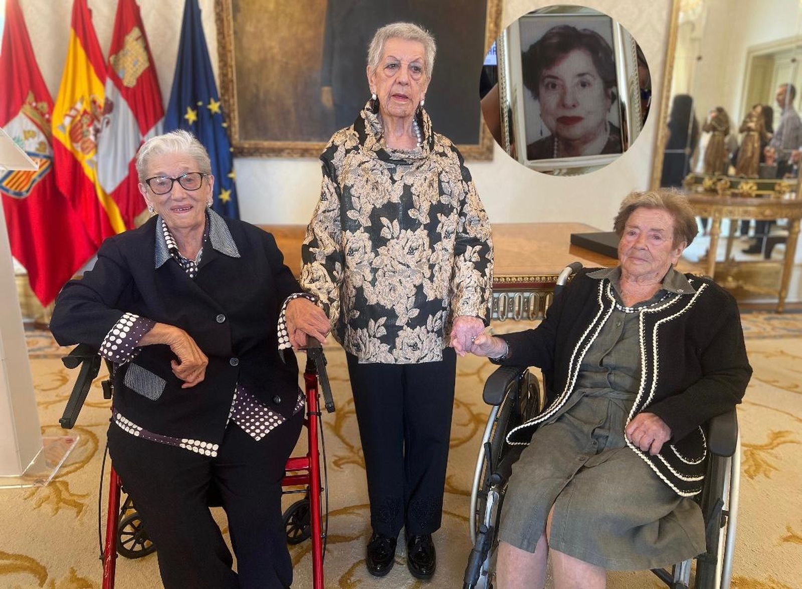 Teresa Hierro Pajón, Celedonia Velázquez Maíllo, María Serrano Serrano e Isabel María Sánchez Baño durante la entrega de placas por su centenario