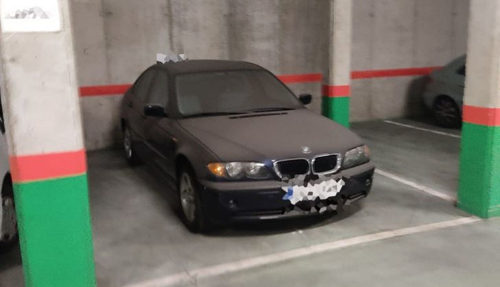 Bmw aparcado en la policía local