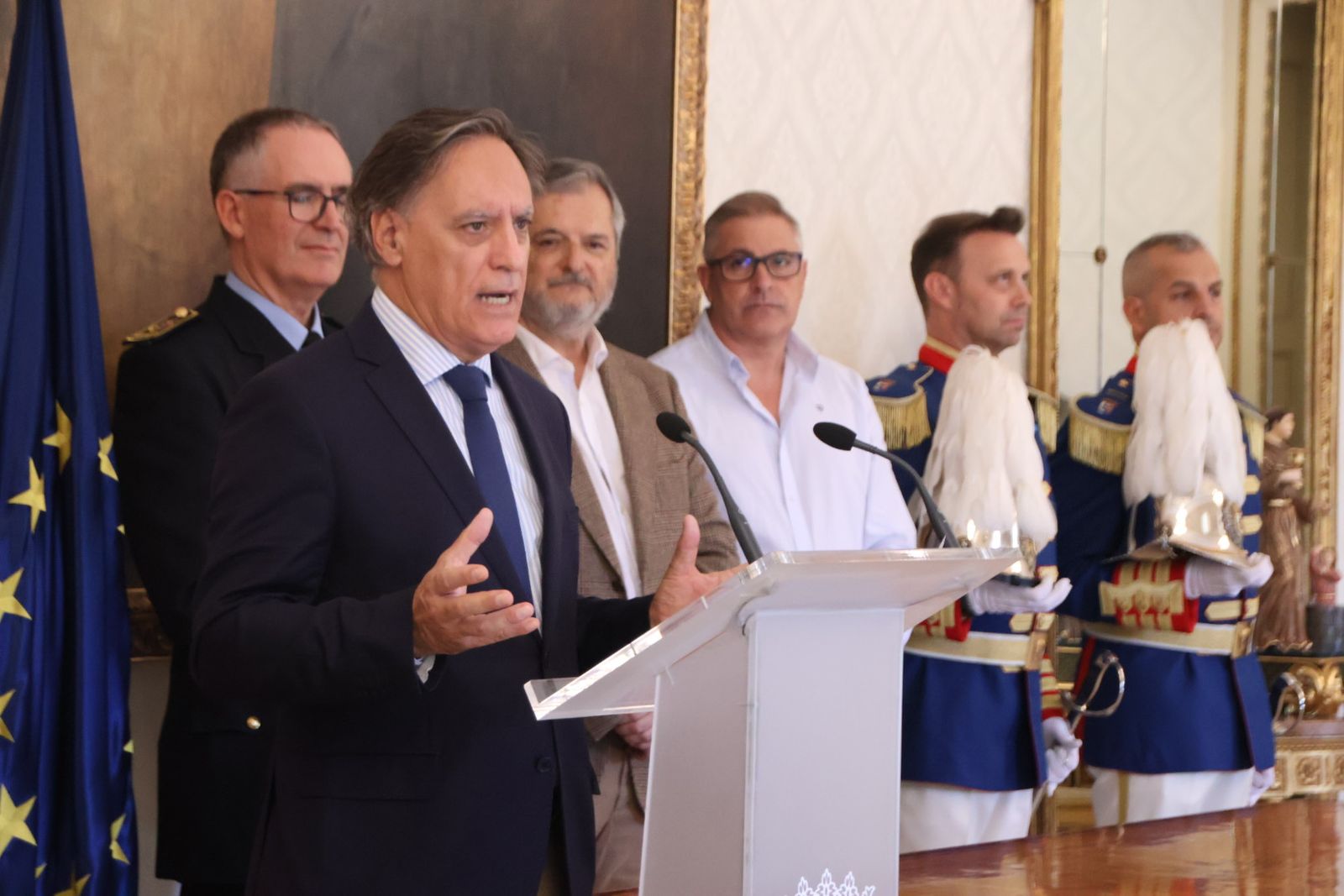 El alcalde de Salamanca, Carlos García Carbayo, recibe miembros y antiguos  miembros de la Escolta de Gran Gala de la Policía Local