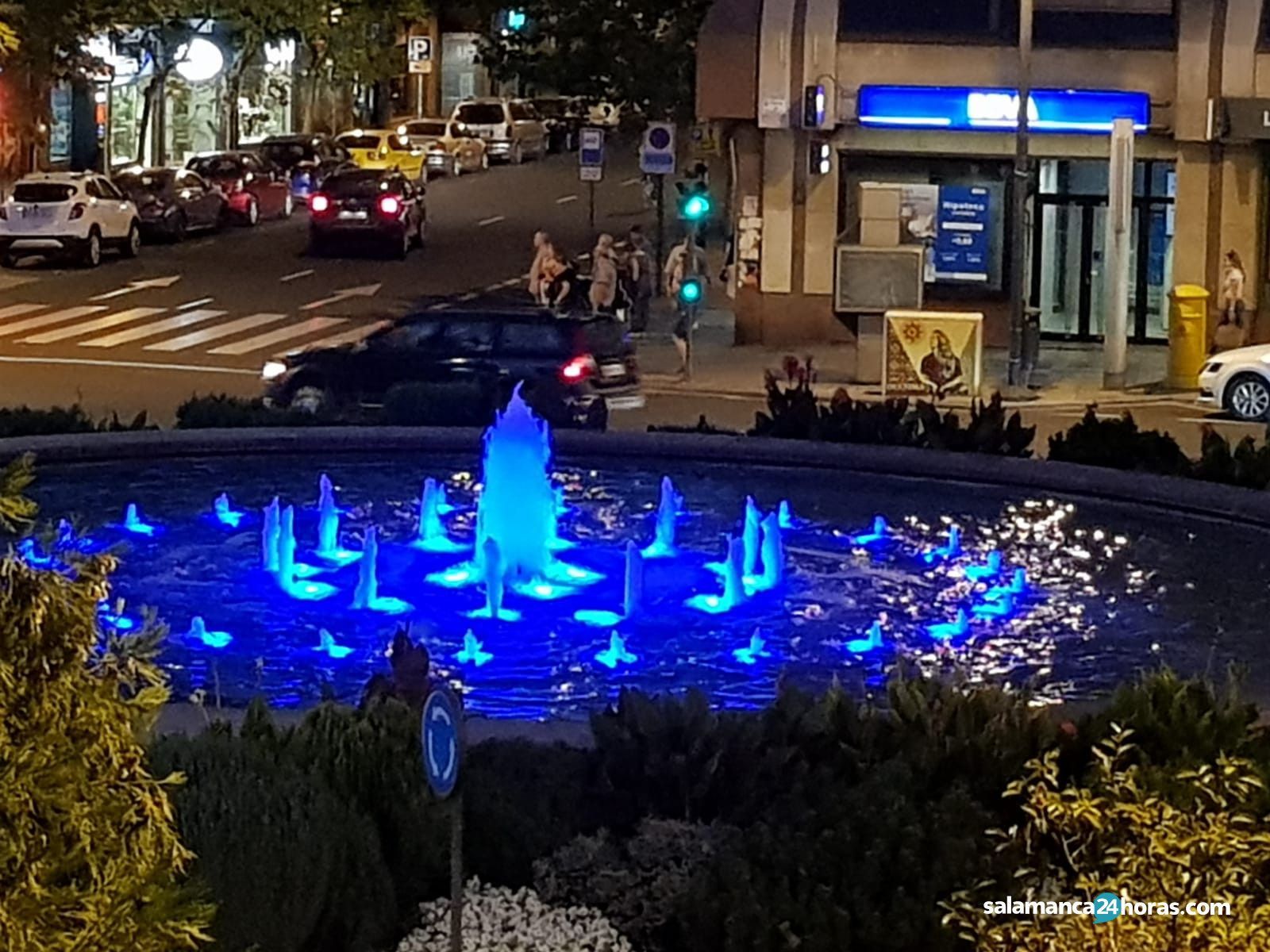 Fuente de Puerta Zamora iluminada de azul