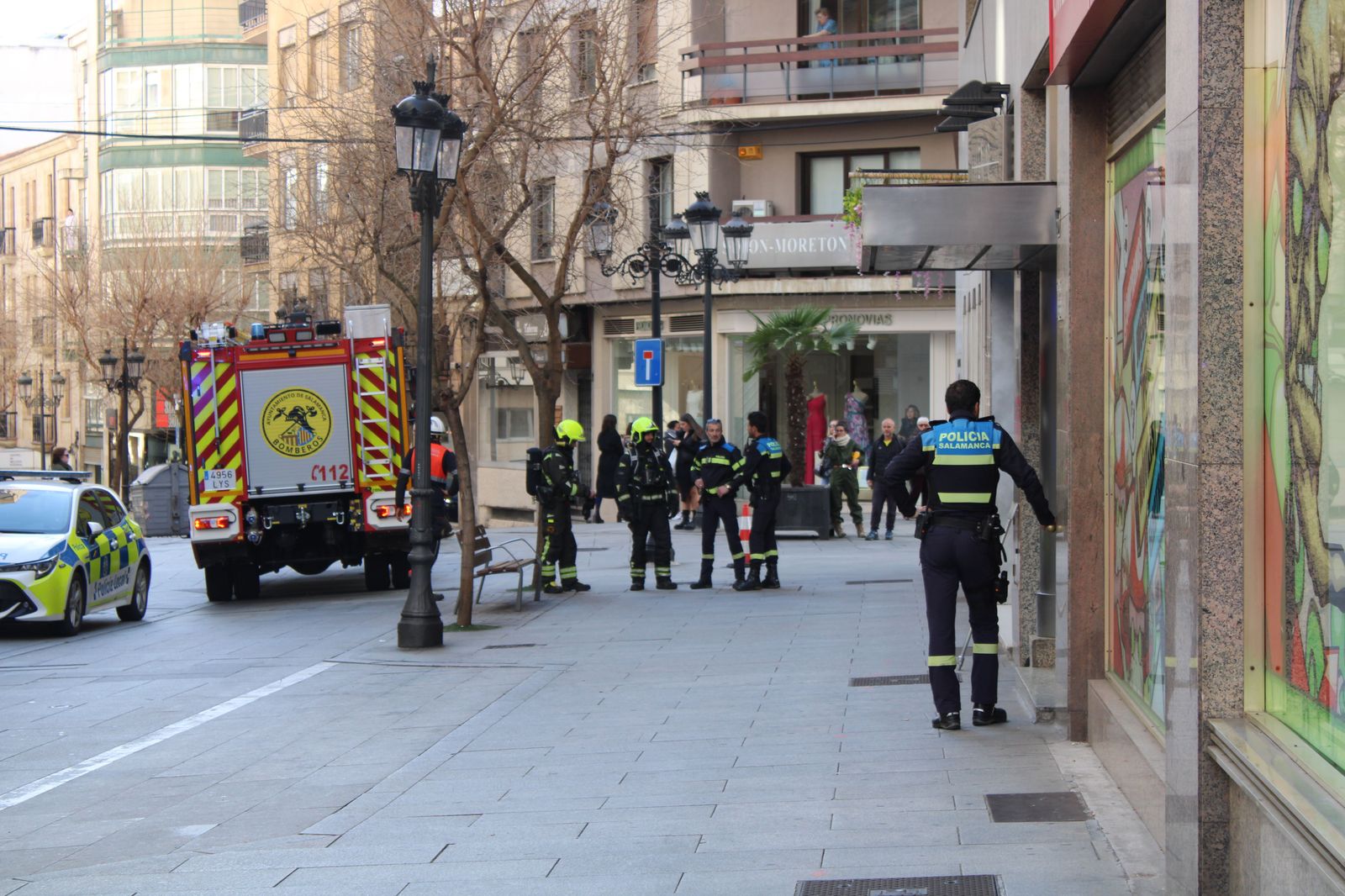 bomberos-y-policia-local-en-la-calle-bientocadas-por-olor-a-gas