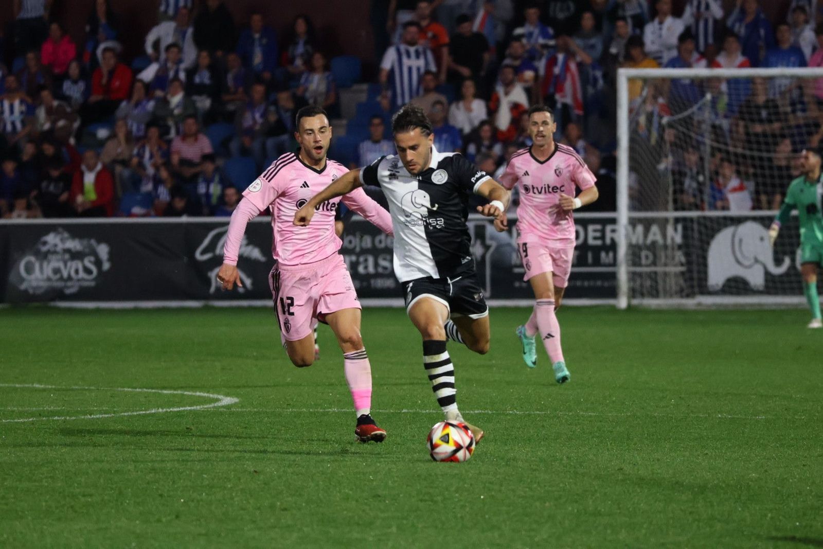 Losada conduce ante la Ponferradina en la ida | FOTO ANDREA MATEOS