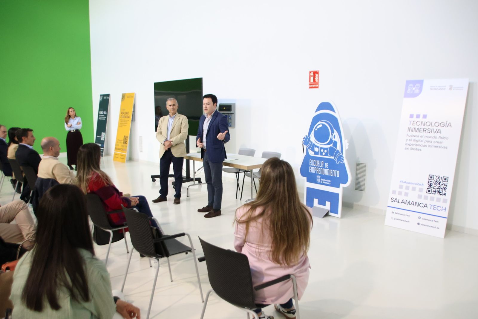 Entrega de diplomas de Centro de Alto Rendimiento Empresarial, Marketing con IA y Data Analytics de Empleo Joven
