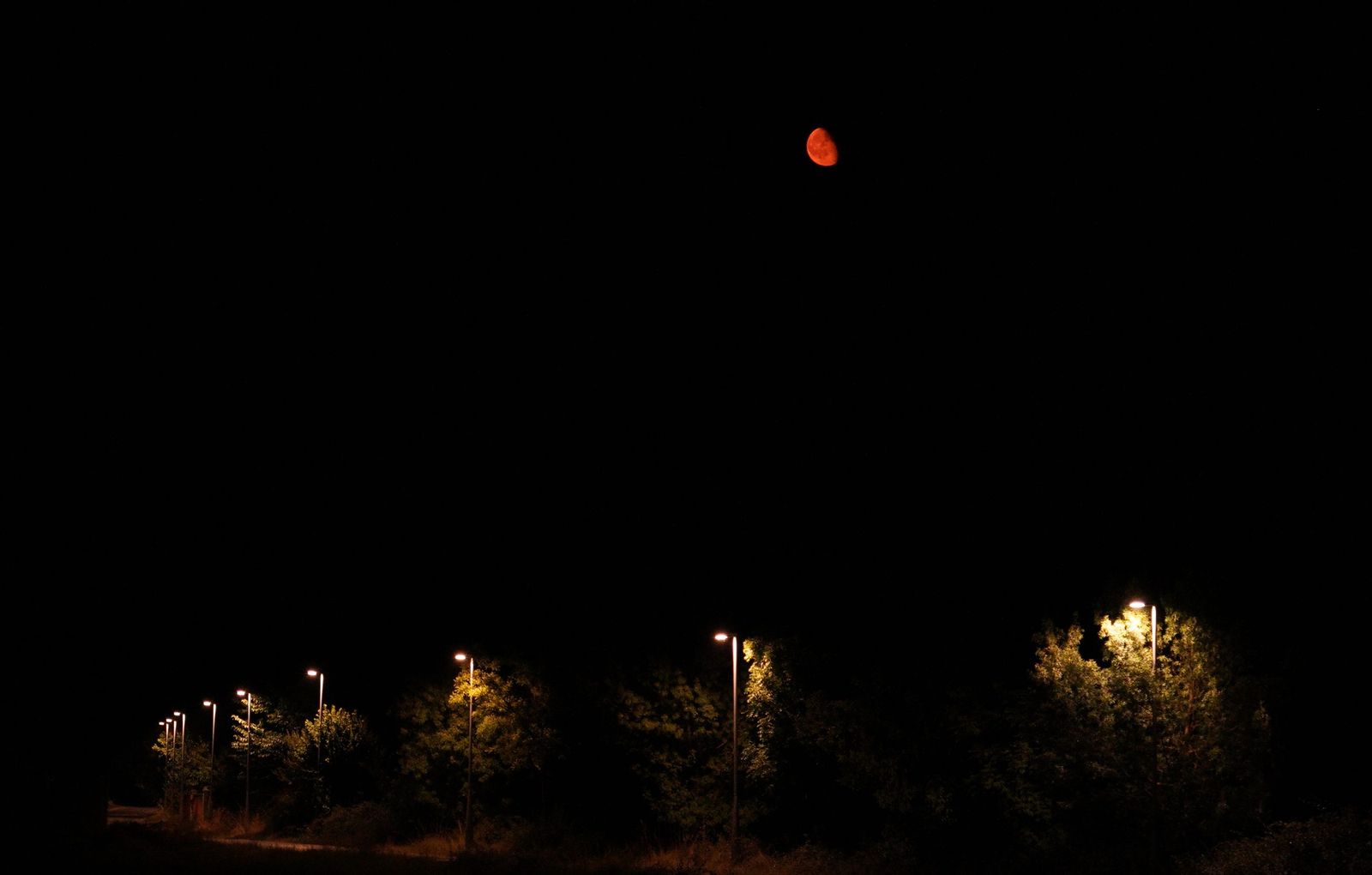 La luna se tiñe de rojo en el Bierzo debido a los incendios