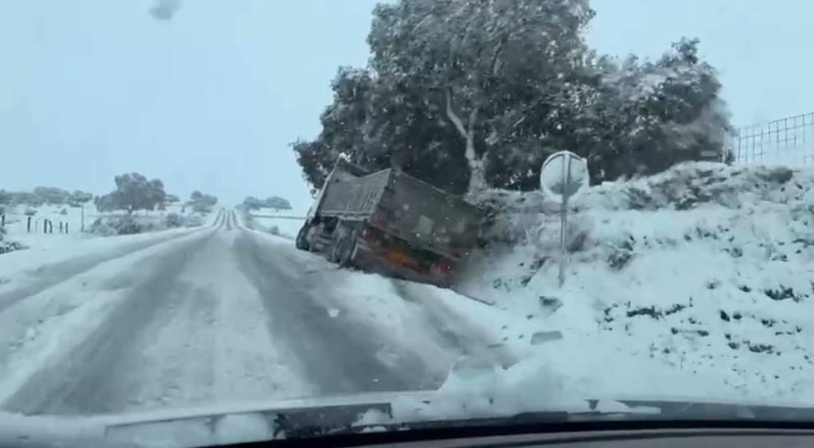 Un camión vuelca en Zafrón