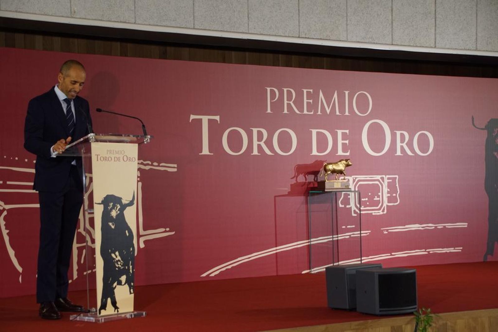 entrega-del-premio-del-toro-de-oro-a-la-ganaderia-de-vellosino-por-la-feria-taurina-2023-16