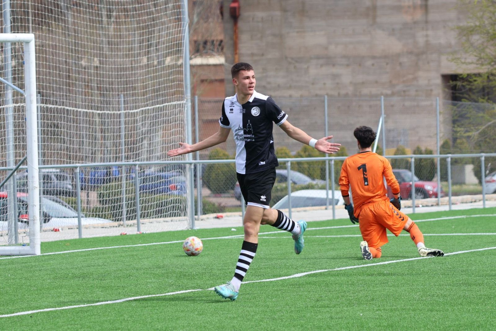 Mario Bustos celebra un gol ante el Puente Castro | FOTO ANDREA MATEOS