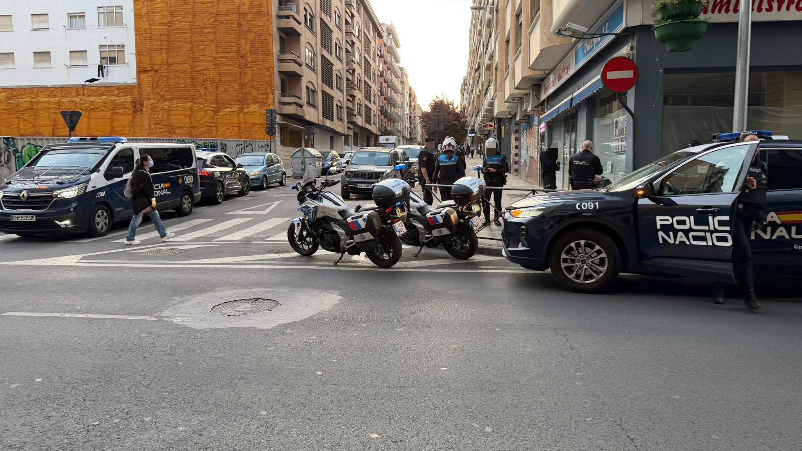 Agentes de la Policía Local y Nacional de Salamanca en la calle Juan Picornell