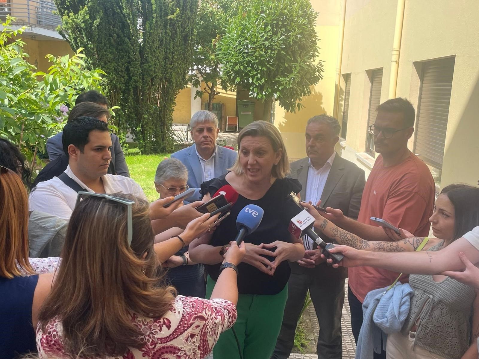 La vicepresidenta de la Junta y consejera de Familia e Igualdad de Oportunidades, Isabel Blanco, durante su visita al centro social 'Las Cinco Llagas'