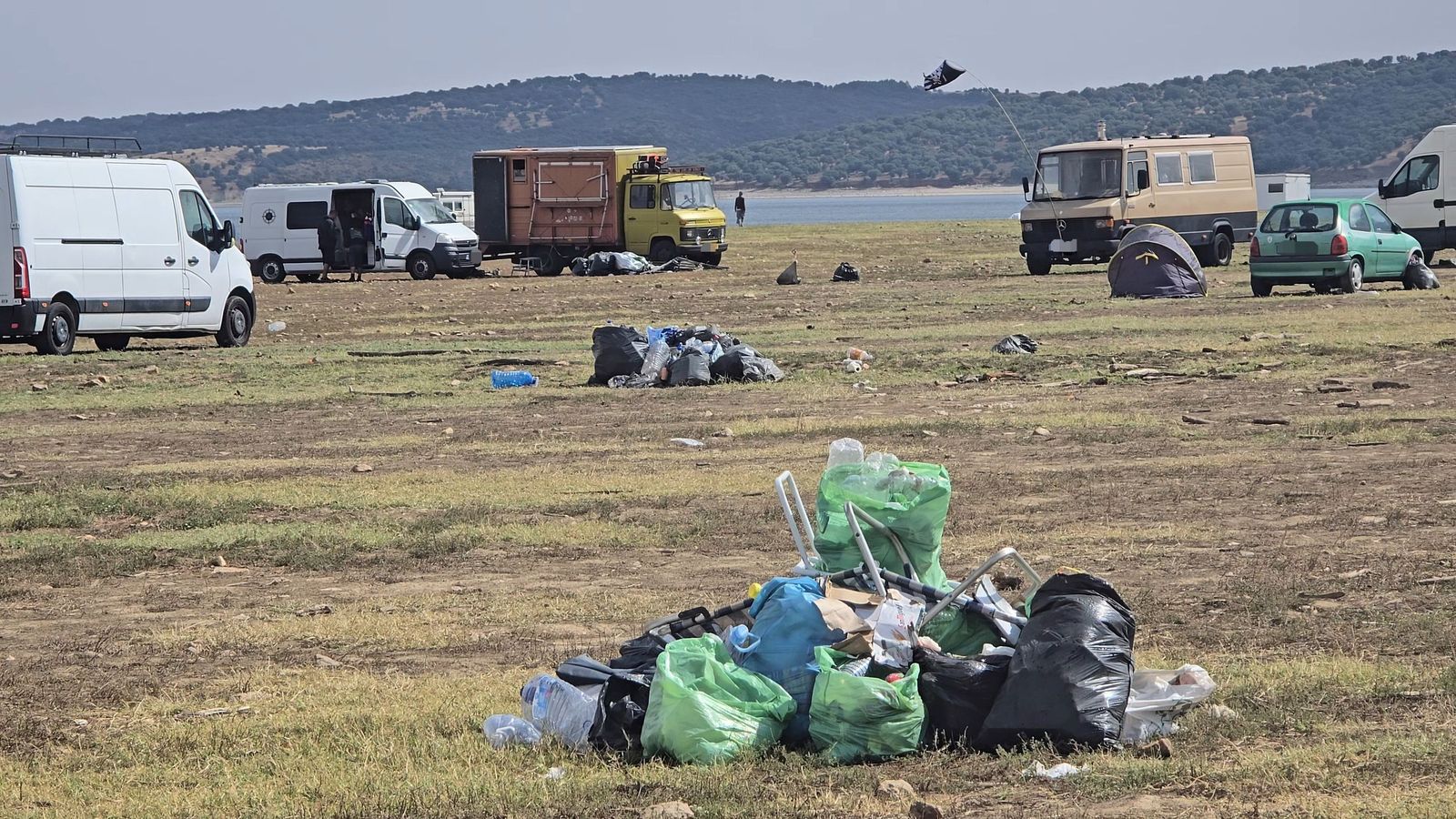 Últimas personas en abandonar la rave junto al embalse de Santa Teresa