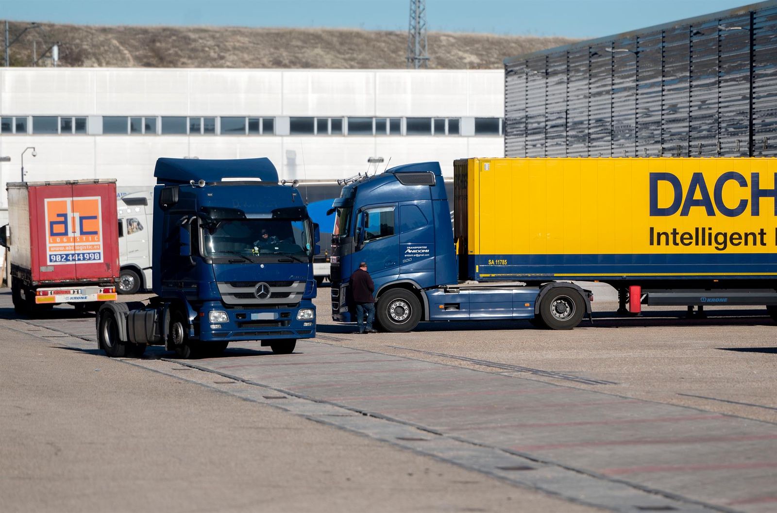 Varios camiones aparcados frente a un polígono, a 12 de noviembre de 2021, en Madrid - Alberto Ortega - Europa Press 