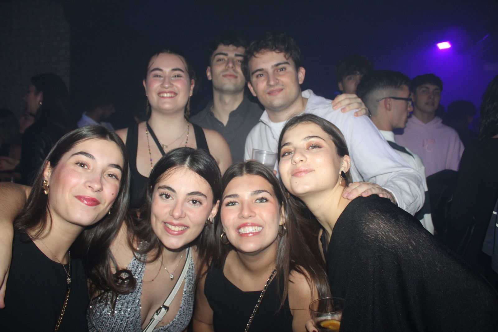 El Fin de Año Universitario continua por los bares de la capital del Tormes tras las doce campanadas