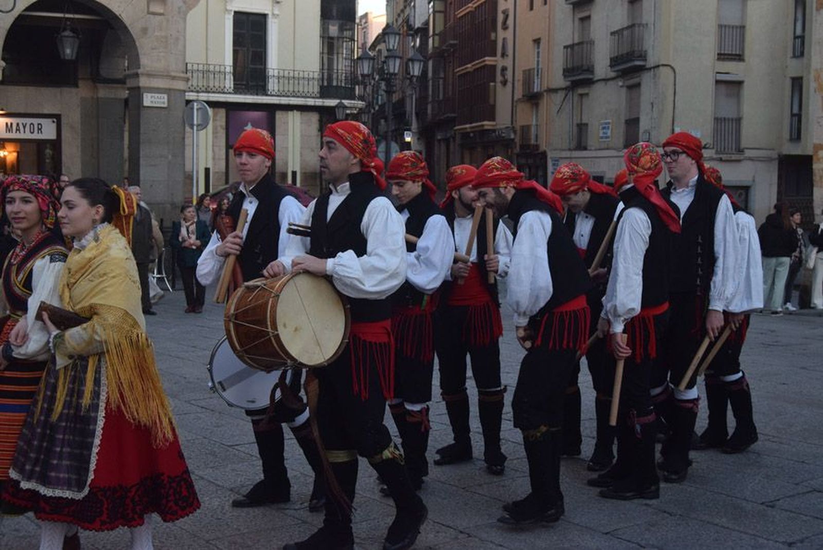 las-candelas-vuelven-a-unir-la-iglesia-de-san-juan-con-la-de-san-vicente-84