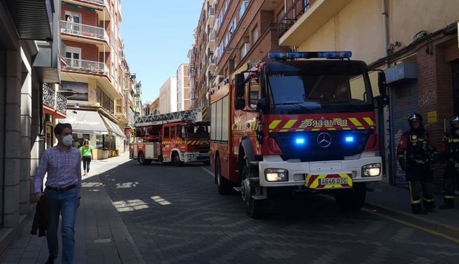 Los bomberos durante la intervención en la calle del Riego (4)