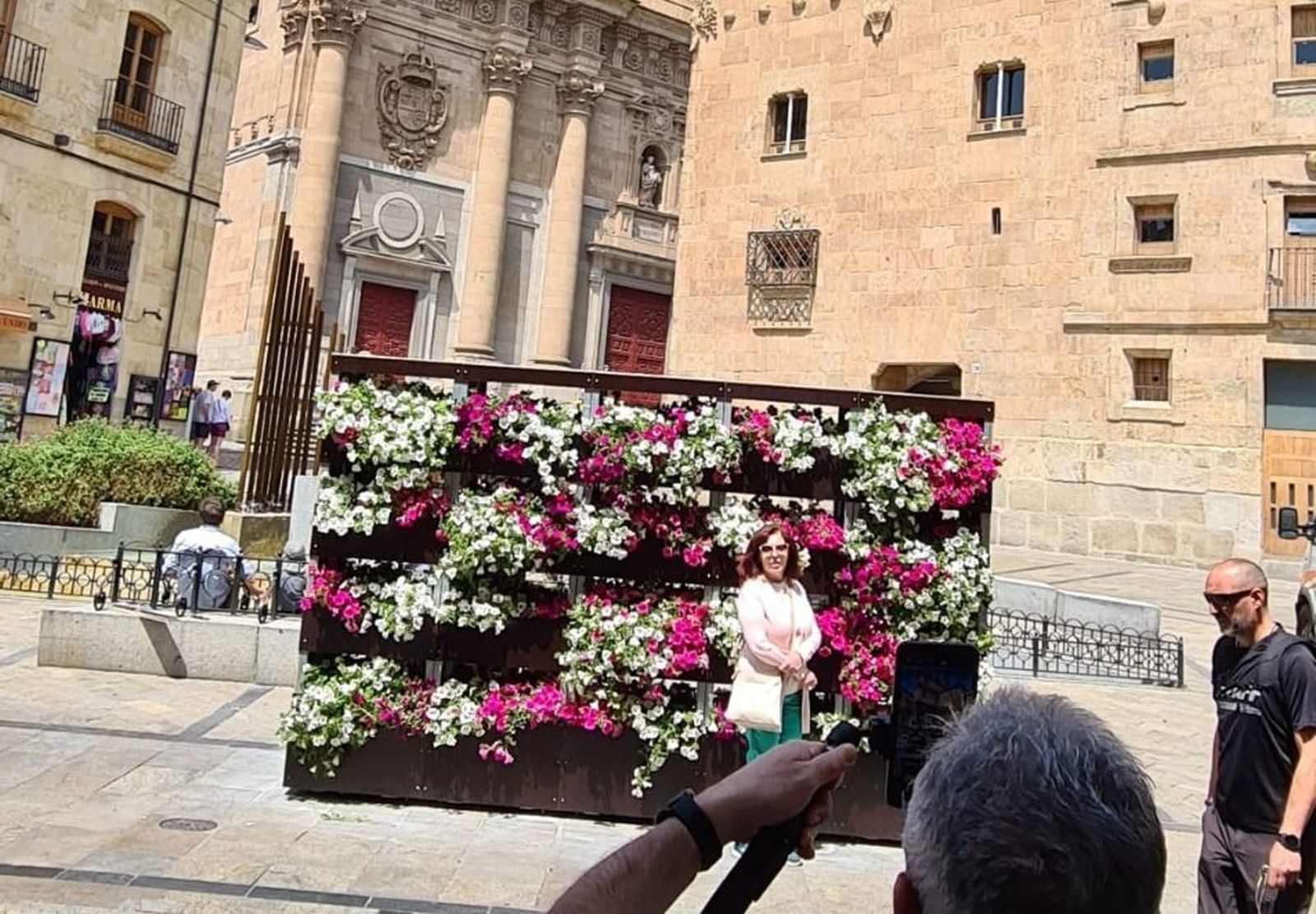 Un nuevo 'photocall' de flores luce de este jueves junto a la iglesia de la Clerecía