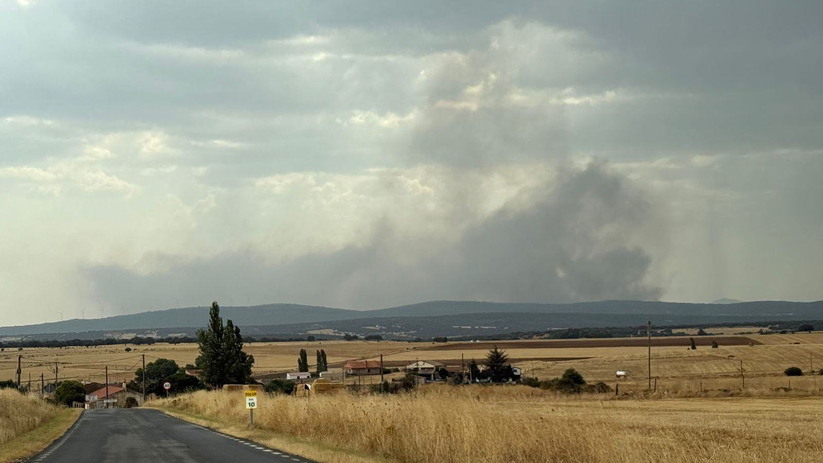 Incendio de Martín de Yeltes visto a kilómetros de distancia de la zona.jpg
