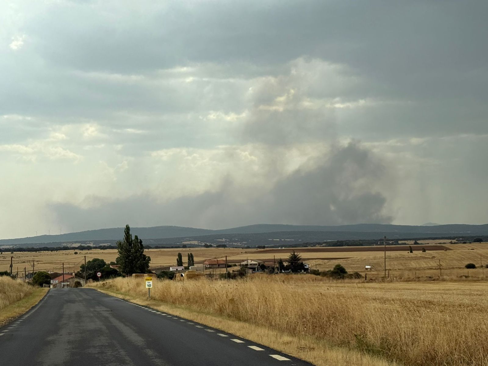Incendio de Martín de Yeltes visto a kilómetros de distancia de la zona.jpg