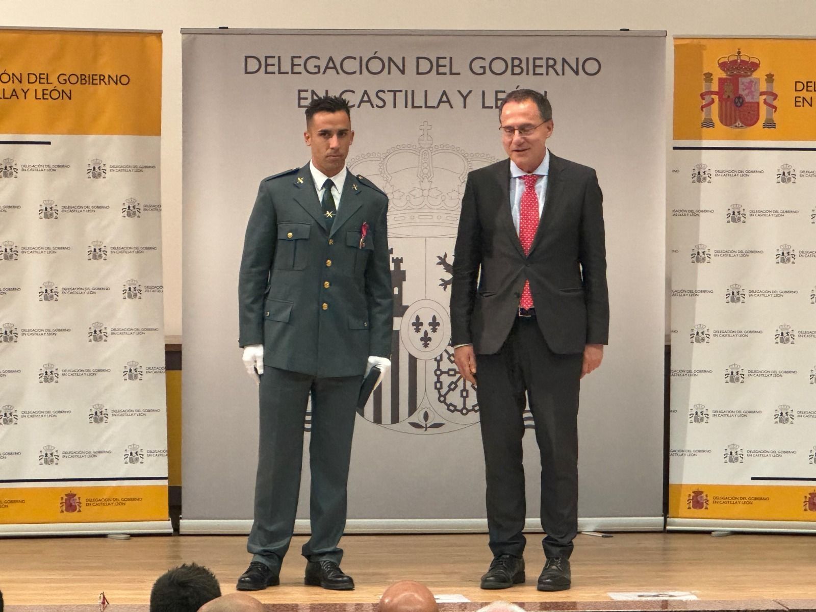 Guillermo Arenas, junto a Ángel Blanco en el acto de condecoración