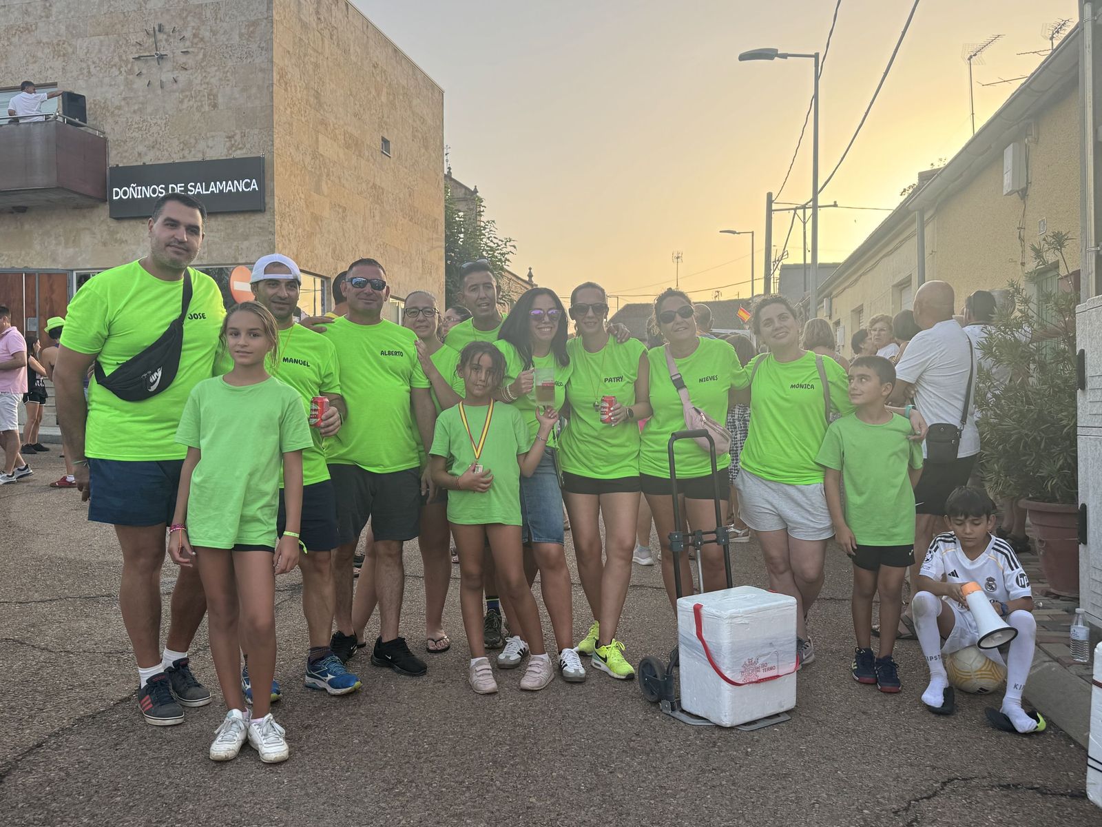 Doñinos de Salamanca. Pregón a cargo de la Asociación Noonan con Celia Vega Cepriá. Acto amenizado con sangría y la charanga El bombazo.