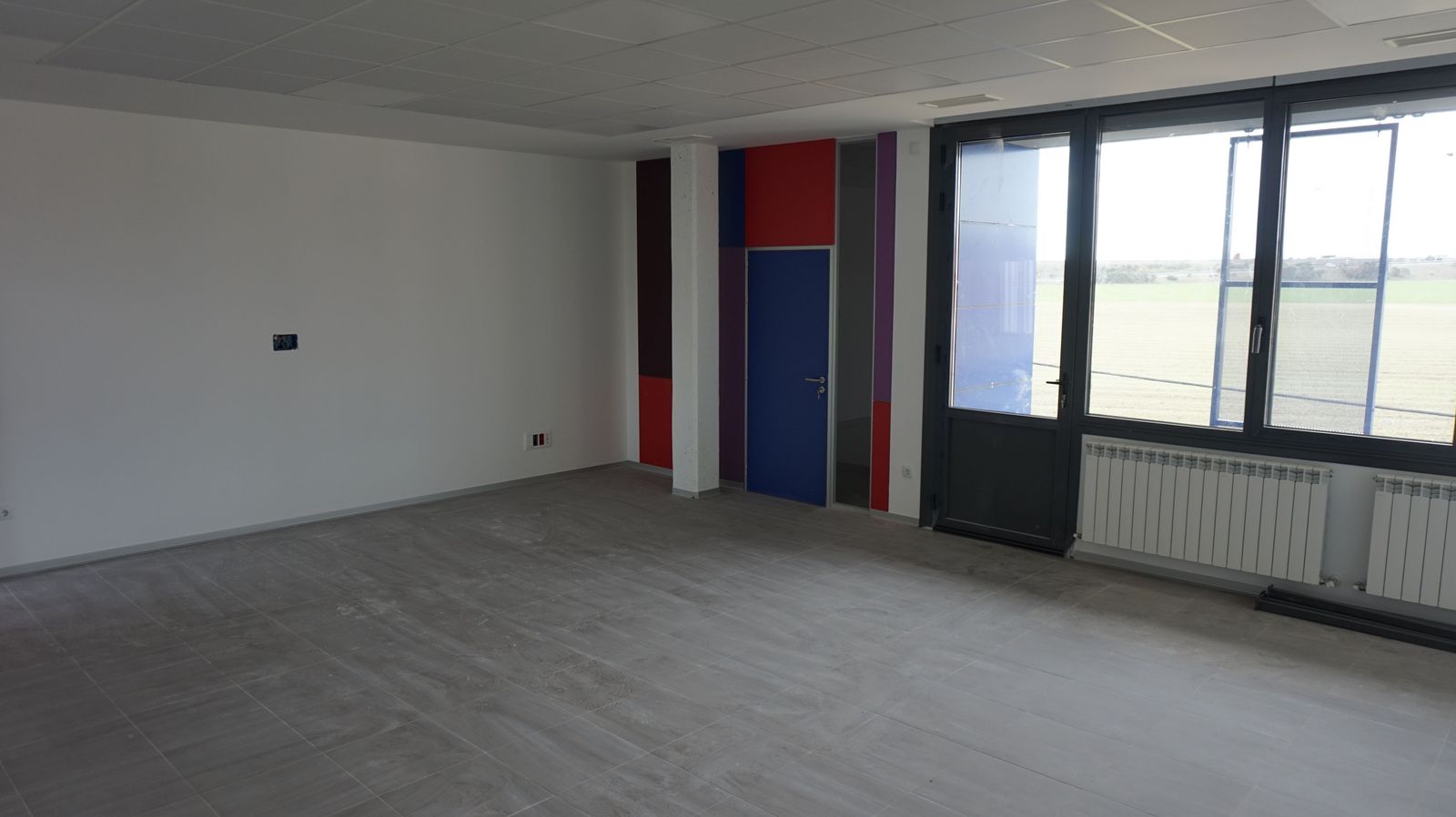 el-director-general-de-centros-e-infraestructuras-jose-migel-saez-visita-la-ultima-fase-al-ceip-maria-moliner-de-castellanos-de-moriscos-48