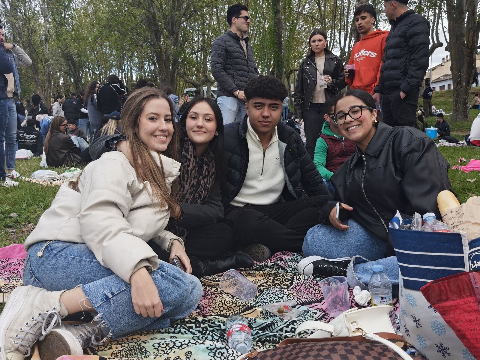 Un multitudinario Lunes de Aguas en Salamanca llena la ribera del Tormes