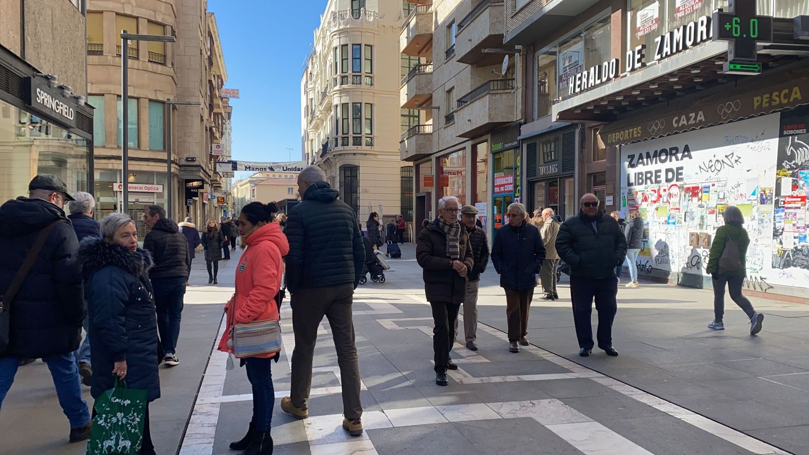 Imagen de personas paseando por la calle Santa Clara