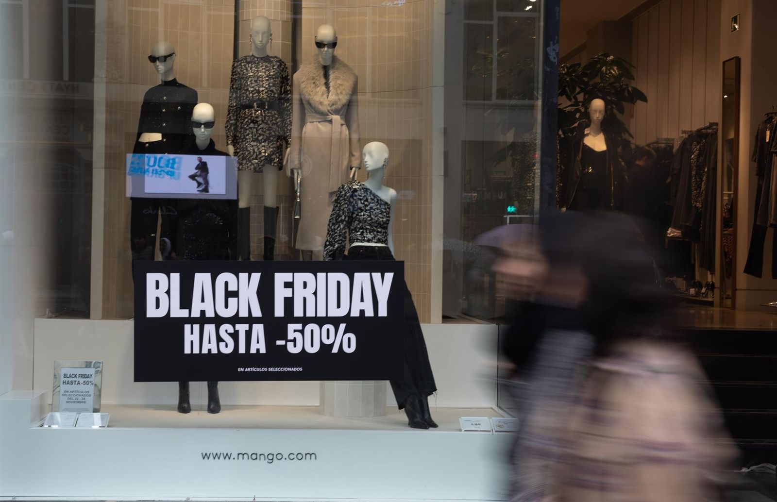 Archivo - Varias personas pasan por delante de los comercios que anuncian los descuentos del Black Friday, a 24 de noviembre de 2022, en Madrid (España). - Eduardo Parra - Europa Press - Archivo