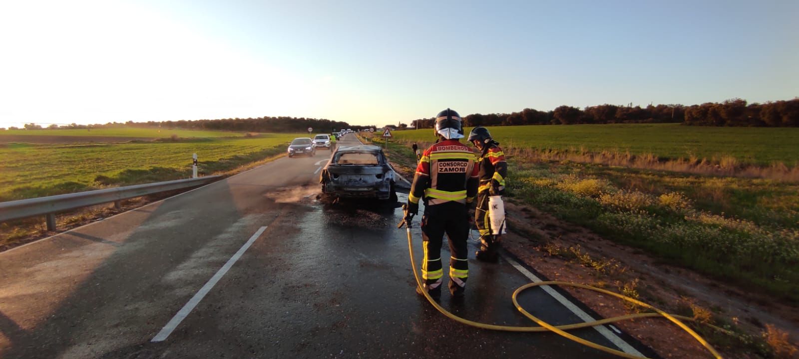 Un vehículo en el que viajaba una familia queda totalmente calcinado en la N 631 de Zamora