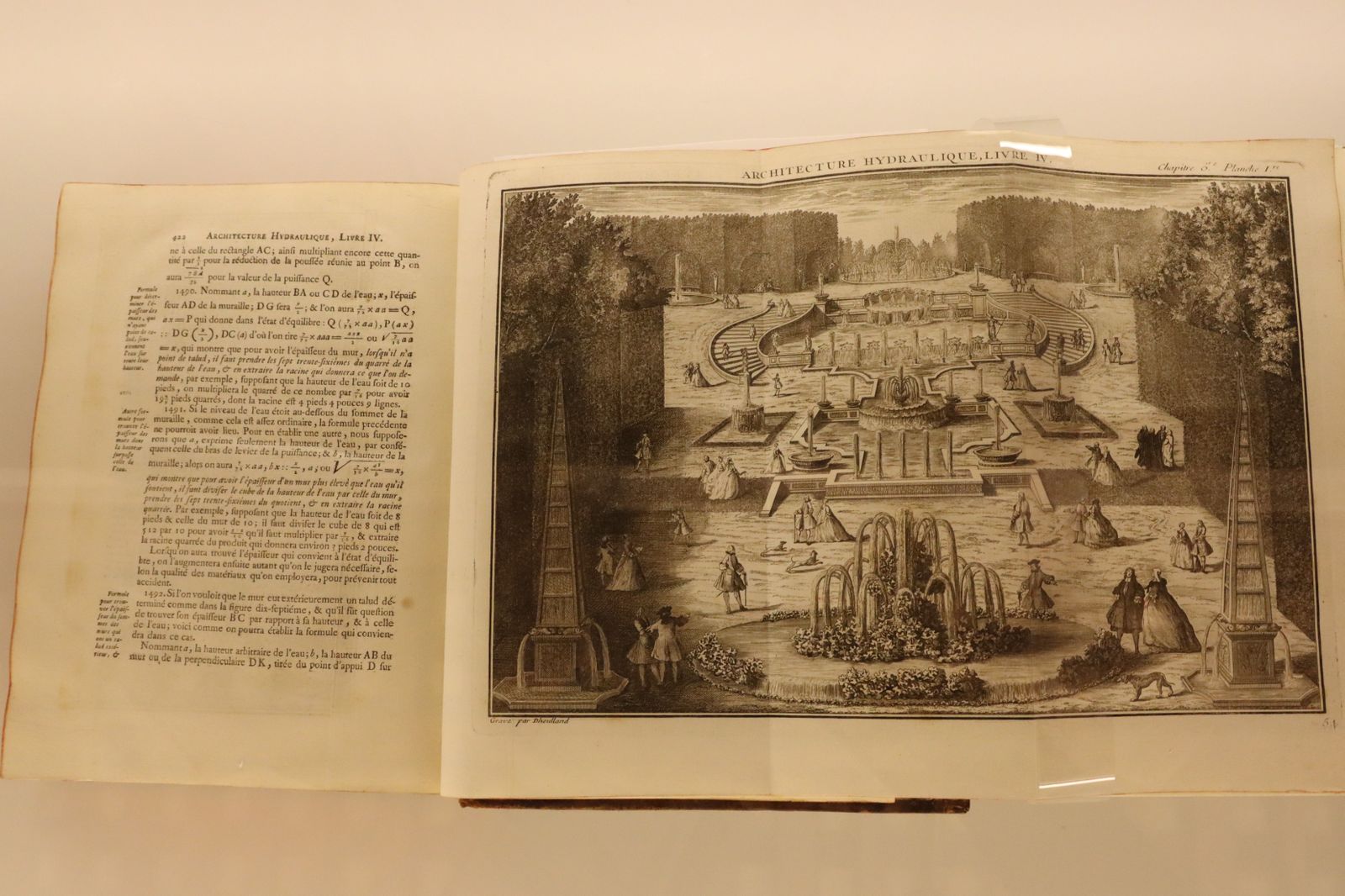 Una exposición de los jardines por el tiempo en la Biblioteca General Histórica