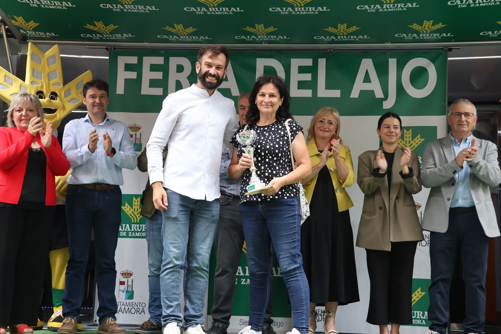 Benita Pérez recoge el premio de su hija, Paula Sánchez, a las mejores ristras de la Feria del Ajo 2024.