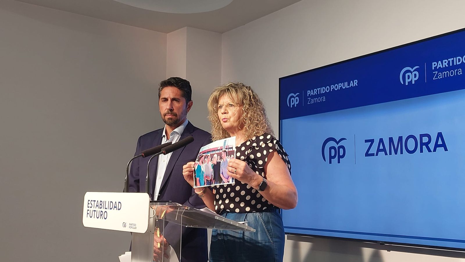 Los parlamentarios del PP, Óscar Ramajo y Elvira Fernández