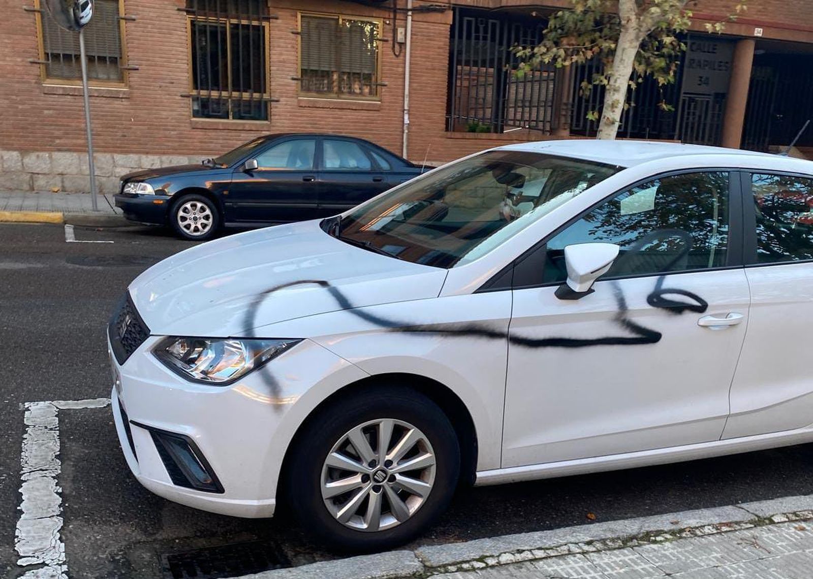 Aparece un coche pintado con spray