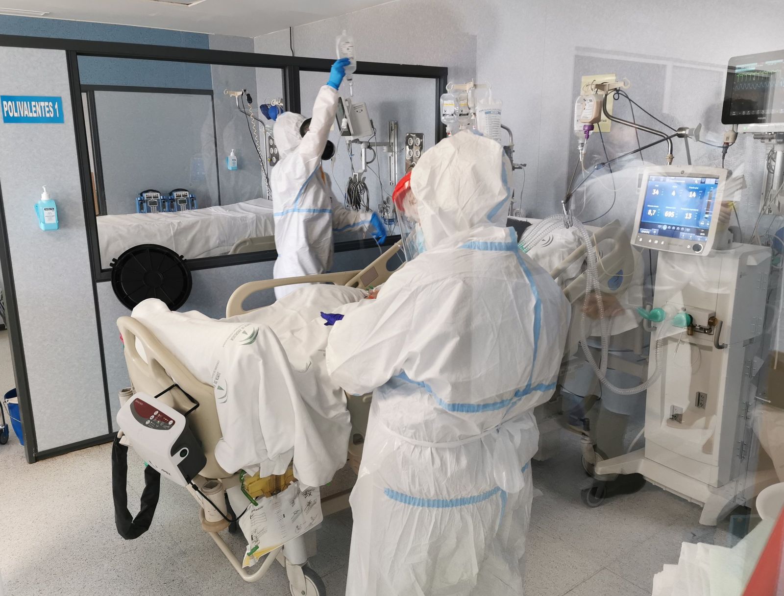 Sanitarios atienden a un paciente en la UCI covid de Torrecárdenas Sanitarios atienden a un paciente en la UCI covid de Torrecárdenas