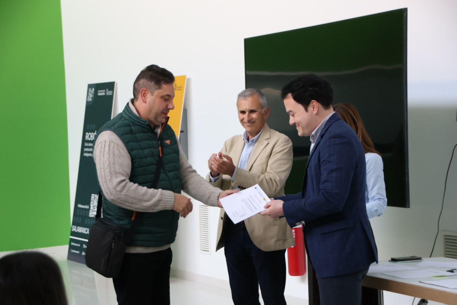 Entrega de diplomas de Centro de Alto Rendimiento Empresarial, Marketing con IA y Data Analytics de Empleo Joven