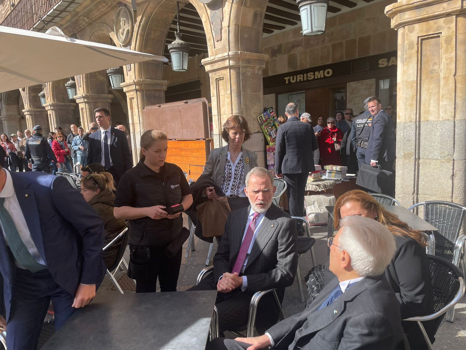 El Rey de España tomando café en la Plaza Mayor