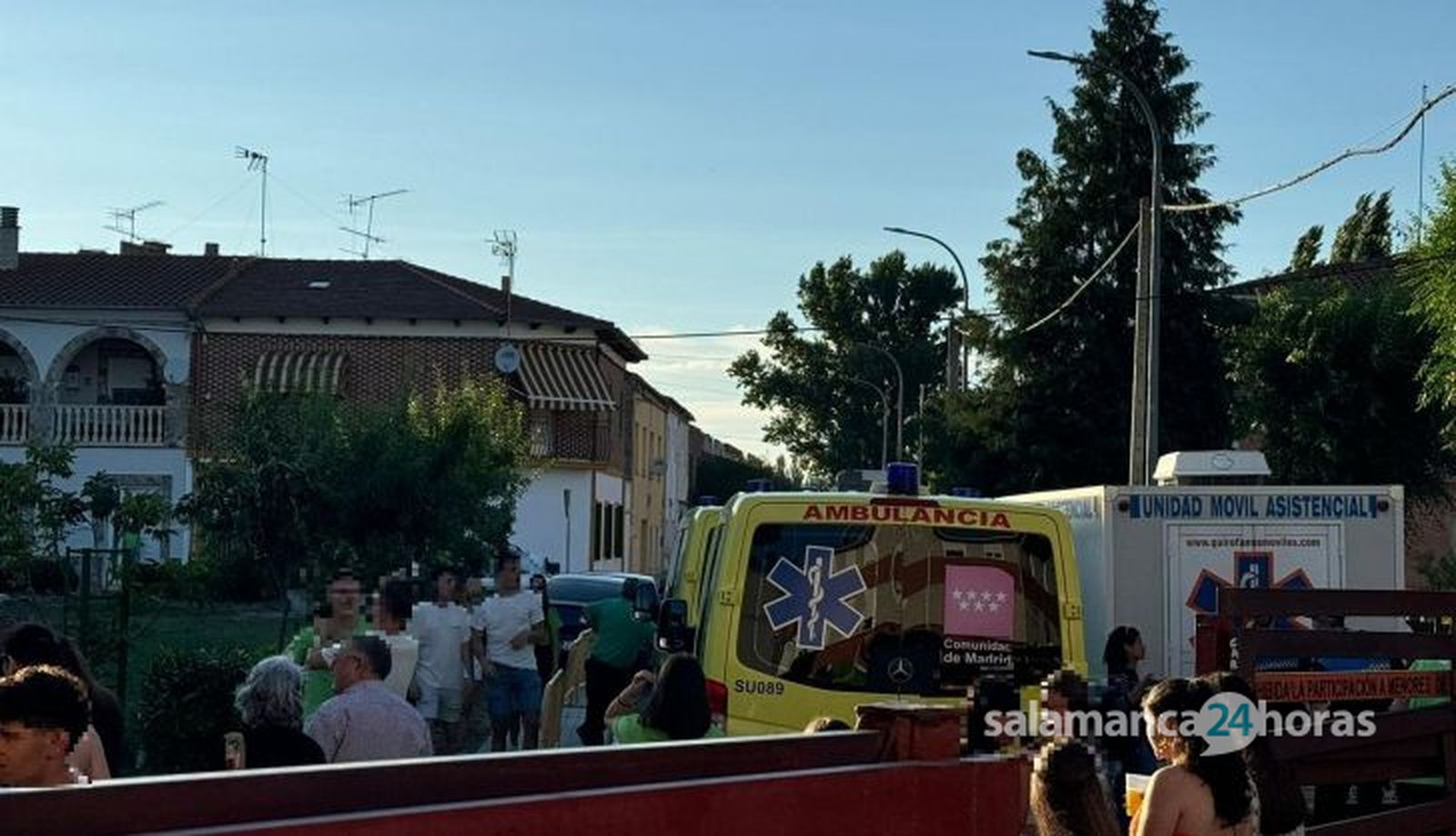 Ambulancia en la que fue atendido el joven golpeado contra una pared por un novillo en las fiestas del Barrio Nuevo de Ciudad Rodrigo. Foto S24H