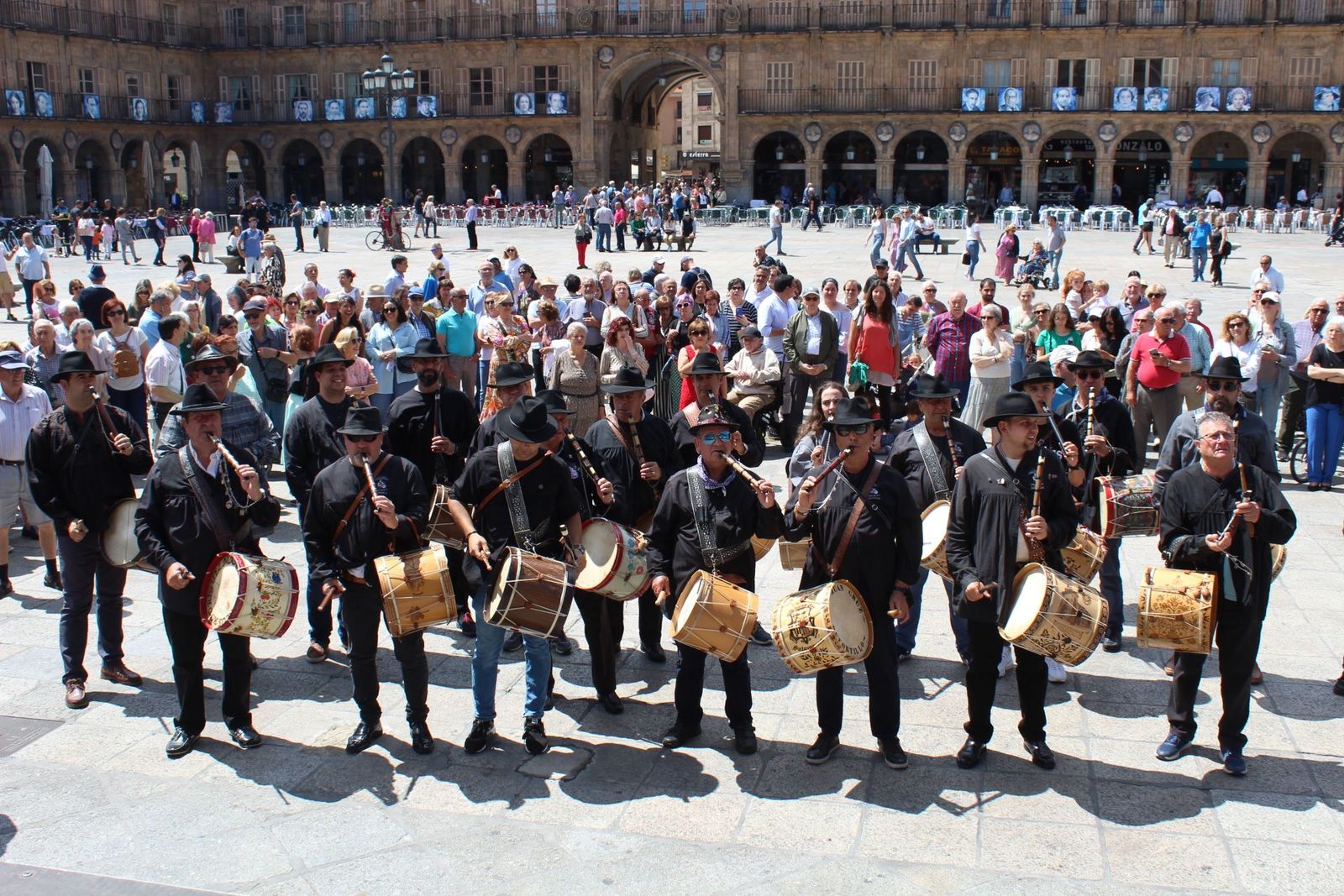 Grupos de música folklore en la Plaza Mayor