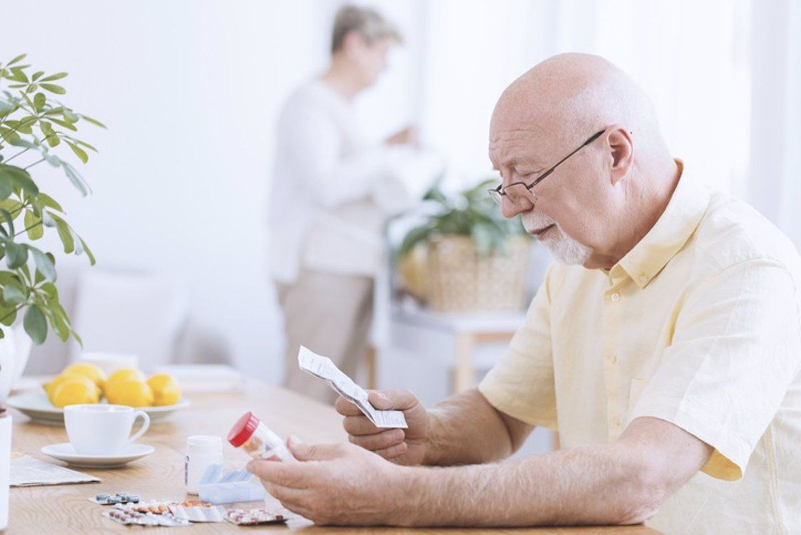 Hombre leyendo un prospecto de un medicamento. Foto Infosalus