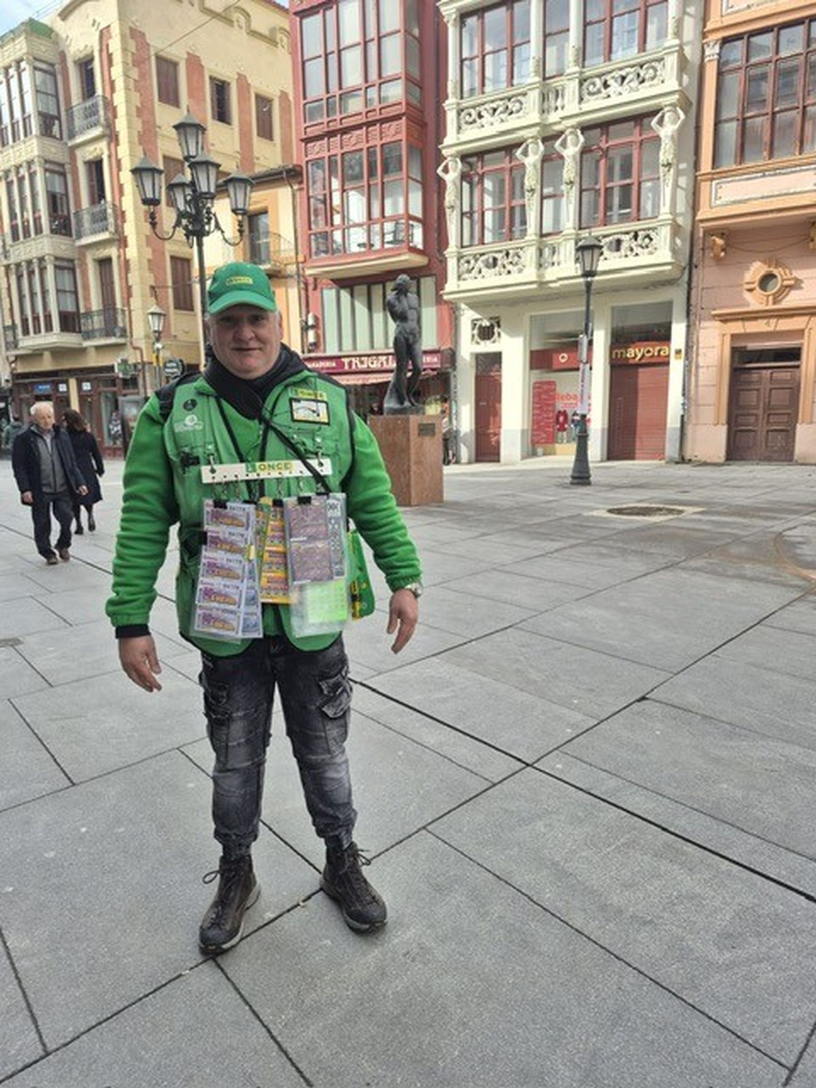 Ángel Pascual Martín, el vendedor de la ONCE que ha repartido los premios