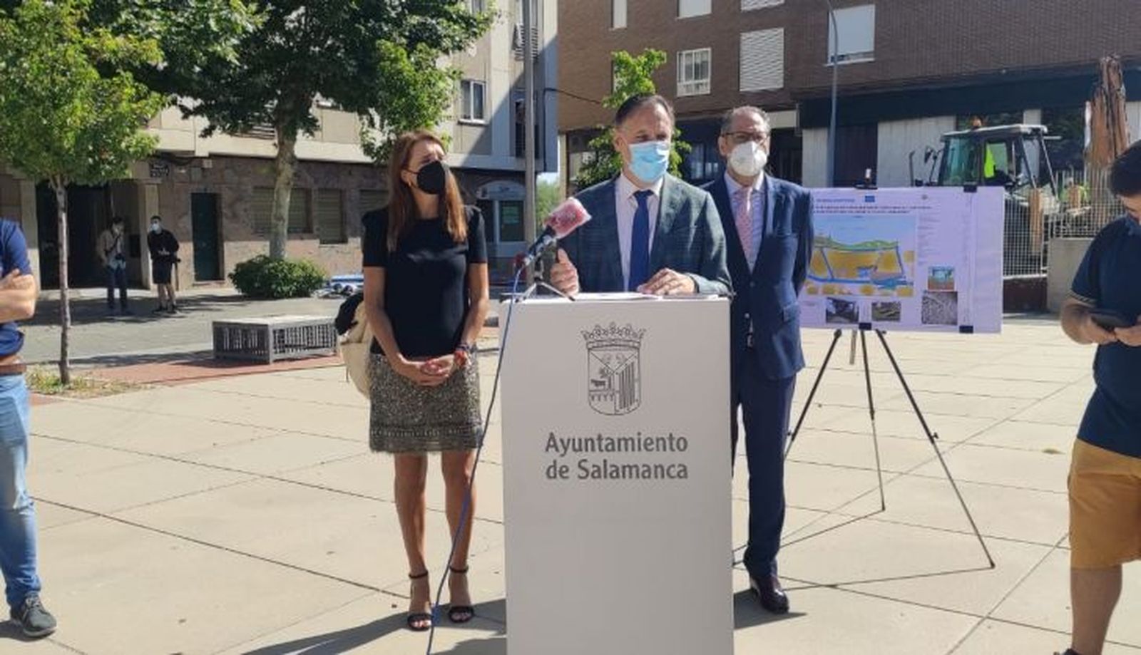El alcalde de Salamanca visita las obras de readecuación del barrio de Tejares (4)