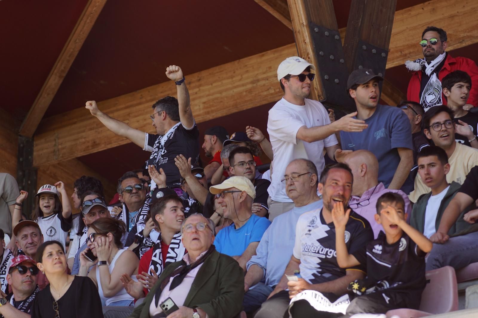 Gran ambiente en la grada para ver el partido entre Zamora - Unionistas en el Estadio Ruta de la Plata