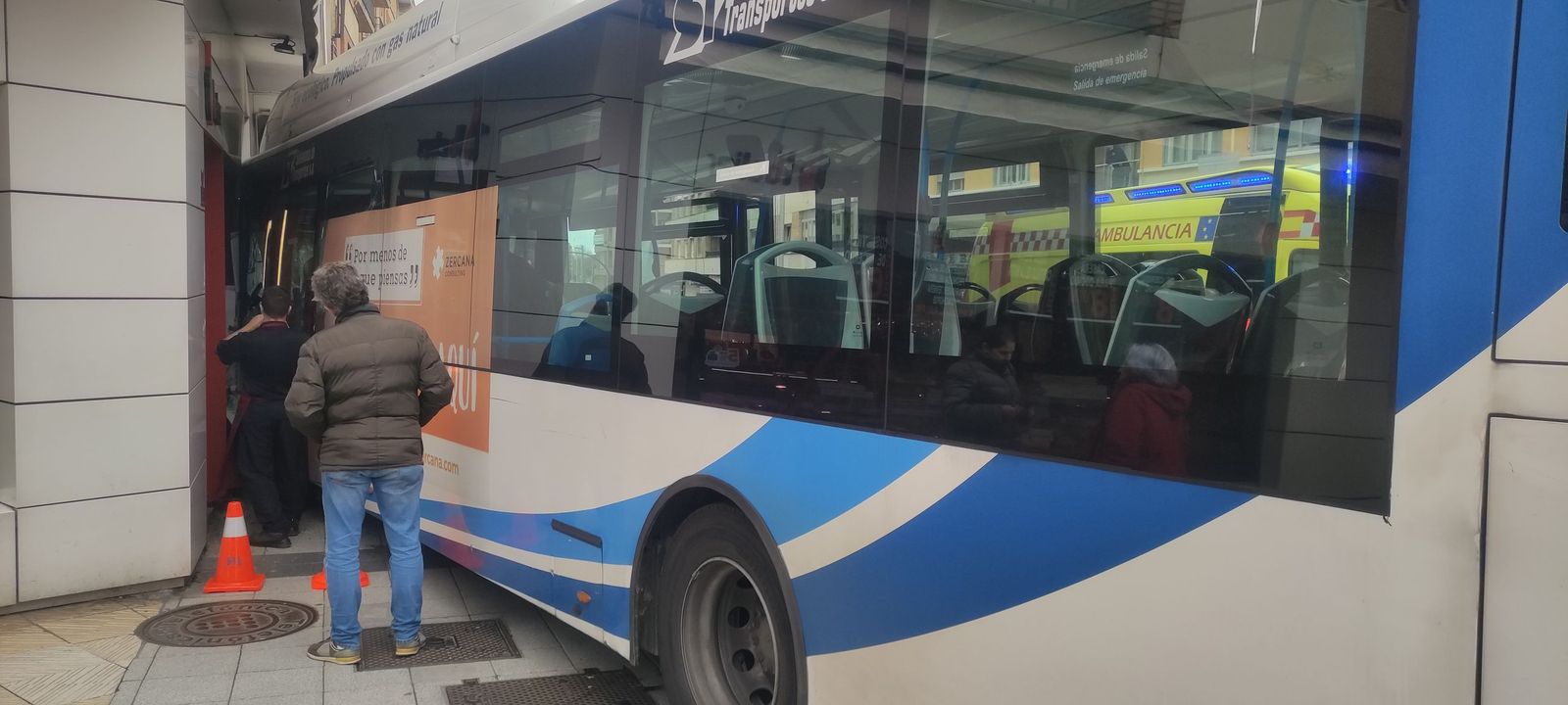 El choque de un autobús contra un edificio de la avenida Portugal deja al menos cuatro heridos