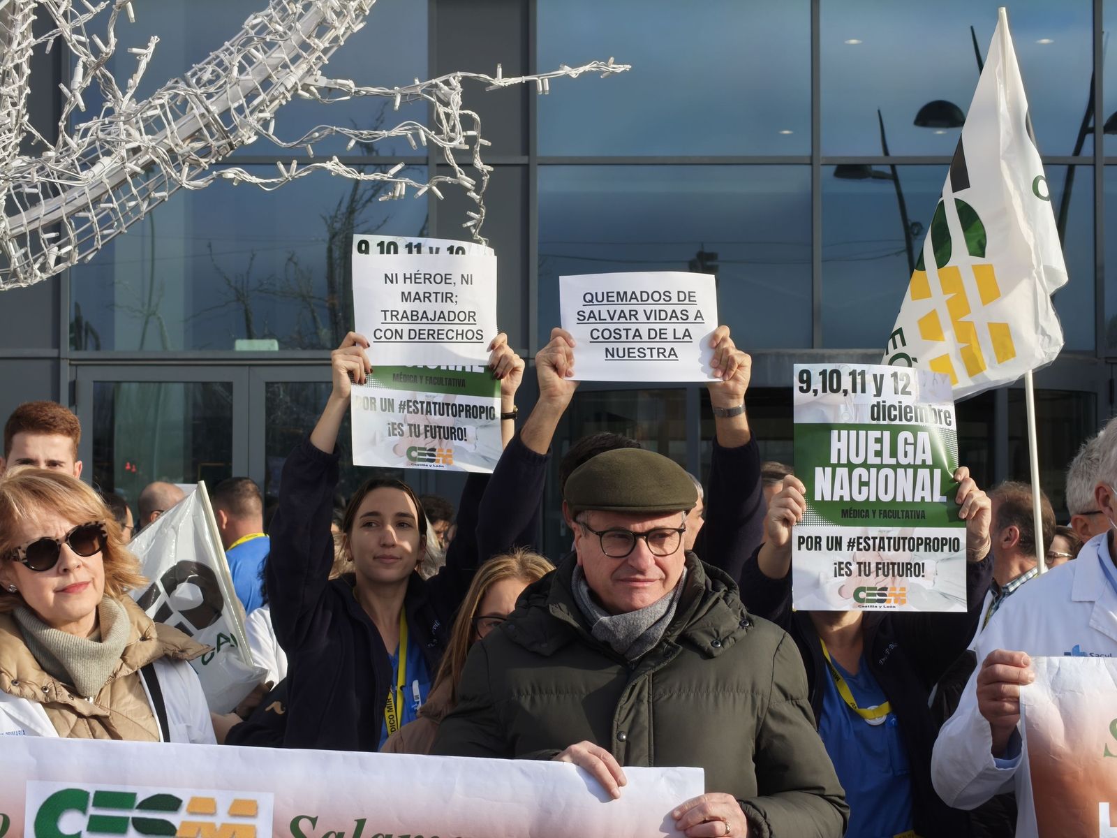 Los médicos se concentran en Salamanca a las puertas del CAUSA por la huelga de facultativos
